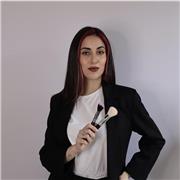 Soy Maquilladora profesional con años de experiencia y una pasión profunda por el arte del maquillaje.